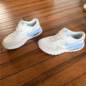 Girls Nike AirMax Sz 2Y in good condition, very minimal wear.